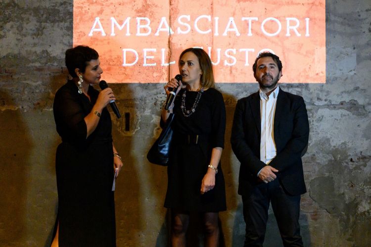 Francesca Barberini con Anna Fratini e Fabio Barbieri, del Centro di Formazione Professionale Alberghiero di Amatrice
