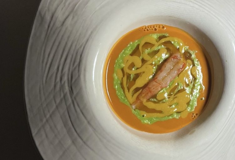 Risotto mantecato al gelato di pesto, bisque di aragosta, gamberi, murena e pesci di scoglio, gamberi rossi crudi