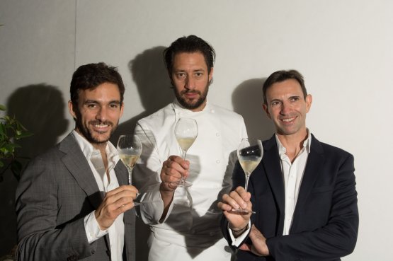 Da sinistra a destra: Riccardo Caliceti (brand manager Ruinart), Luigi Taglienti e lo Chef de Cave Frédéric Panaïotis

