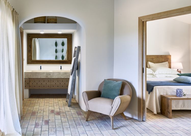 Le suite hanno tutte un’ampia area soggiorno, arredi su misura, giardino privato e piscina