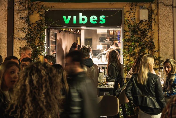 L'entrata del Vibes, dove star anche all'aperto (quando fa meno freddo)