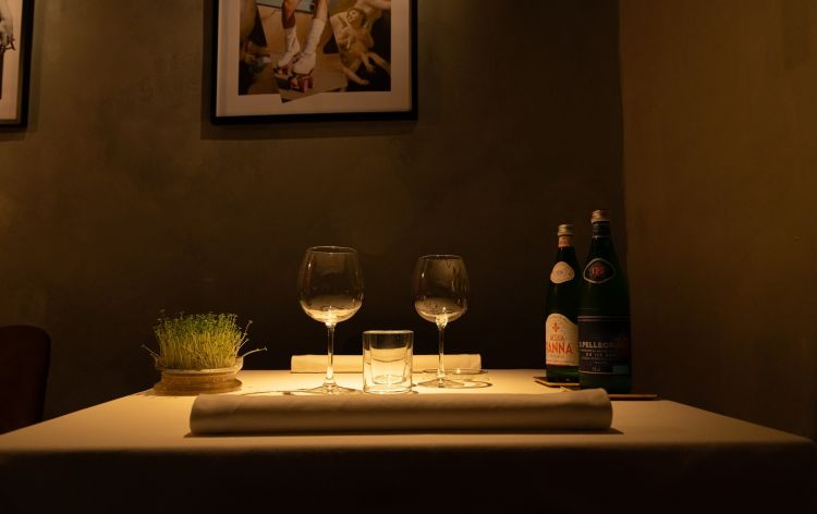 Il ristorante si trova in via Porta Ronca 86 a Rh
