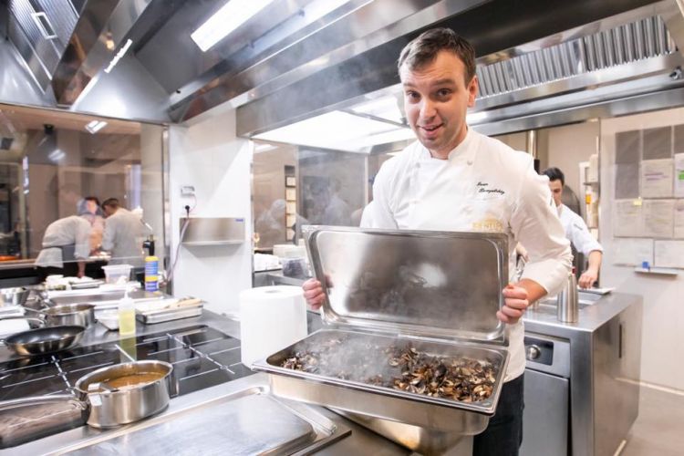 Ivan Berezutskiy mostra i funghi portati espressamente dalla Russia