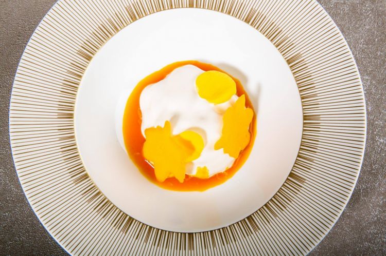Olivello spinoso con ryazhenka e miele di caviale di ricci di mare: «Si tratta di un dessert che fa incontrare l'olivello spinoso e la ryazhenka, a cui poi aggiungiamo anche del miele posto in infusione con del caviale di ricci di mare. L'olivello spinoso è un'altra bacca che cresce proprio in questa stagione ed è molto diffusa sul nostro territorio, mentre la Ryazhenka è una specialità molto tipica della Russia, viene prodotta esclusivamente nel nostro paese e infatti la porteremo in Italia con noi. Si tratta di un prodotto a base di latte fermentato, per cui la Russia è famosa in tutto il mondo. Questo è un piatto molto saporito, che con accostamenti interessanti e particolari permette di proporre prodotti tradizionali russi in modo poco convenzionale»