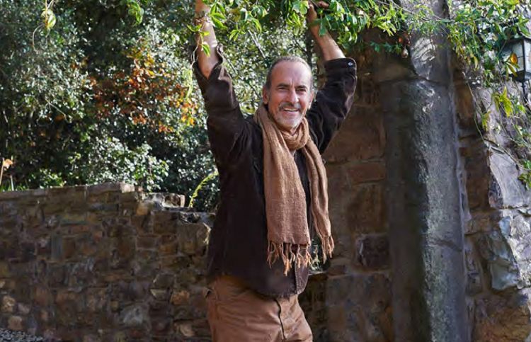 Marcello Murzilli, romano di 77 anni, si definisce un visionario: «Ciò che già esiste non mi interessa, da sempre creo ciò che non c'è ancora». Nel 2009, quando vide un ammasso di pietre del 1300 su un'altura nell'immensità della campagna umbra, se ne innamorò a prima vista: dopo una ristrutturazione durata 5 anni, li è sorto il suo eremo laico contemporaneo