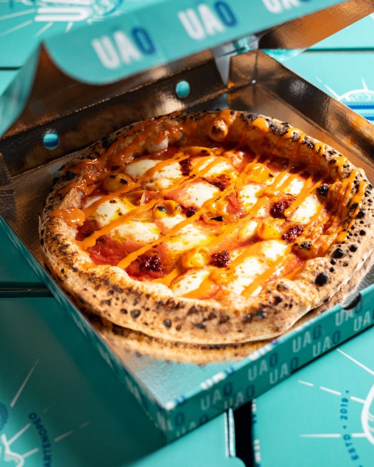 'Nduja&sour: una specialità firmata dalla pizzeria UÂO. Pomodoro, fiordilatte di Agerola, pomodorini gialli Lucariello, 'nduja di Spilinga, crema di 'nduja fatta in casa e olio all'arancia