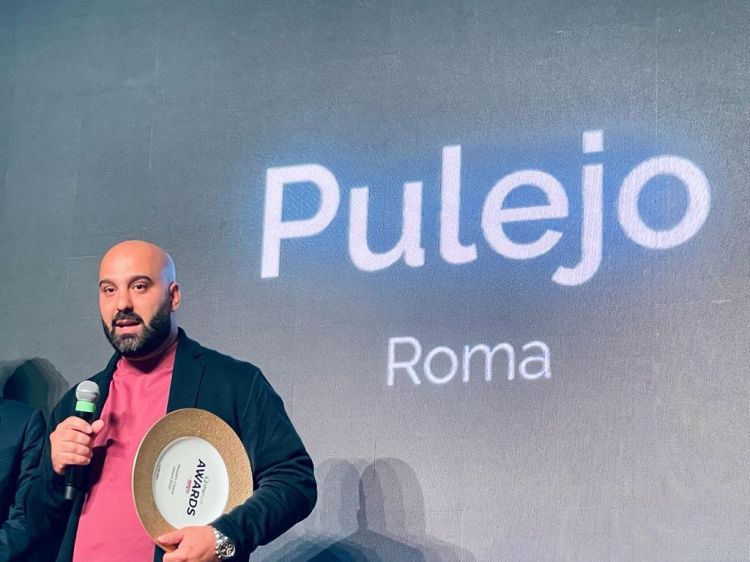Davide Puleio sul palco per ritirare il premio ai TheFork Awards by Identità Golose 2022
