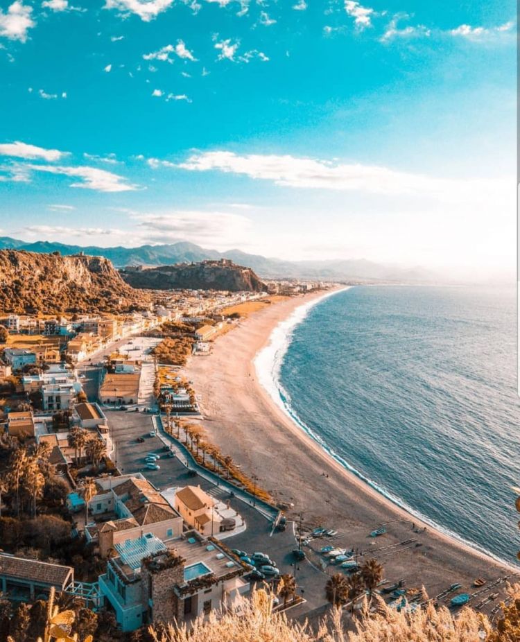 Vista sul golfo di Milazzo, a Ovest del promontorio. Il Ngonia Bay è la prima struttura in basso
