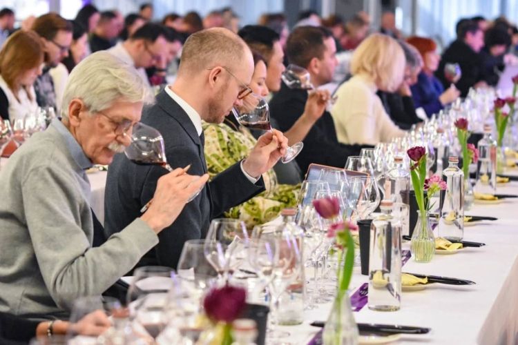 Un momento della degustazione durante Amarone Opera Prima