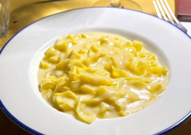 Tagliatelle al burro e parmigiano