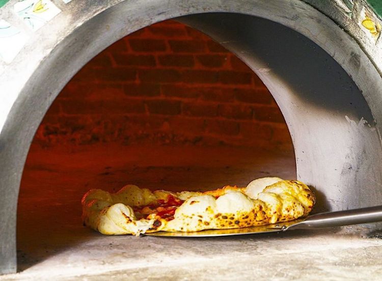 Una pizza sfornata al Qvinto, locale romano dalle 