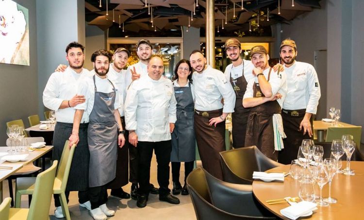 Mariella Caputo, al centro, tra il fratello Alfonso e il resident chef di Identità Golose Milano, Alessandro Rinaldi. Intorno a loro, la brigata di via Romagnosi
