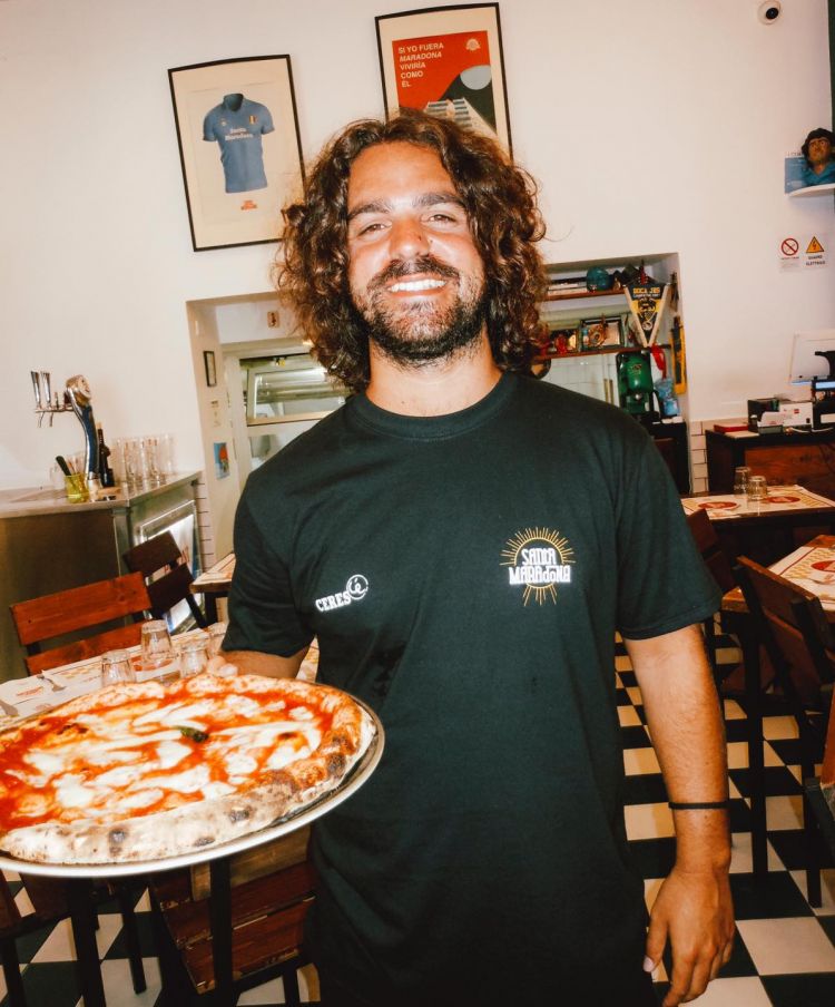 Andrea Viviani ha 28 anni e una laurea in scienze politiche: voleva diventare ambasciatore ma la certezza di vivere nella città più bella del mondo gli ha fatto accendere la scintilla di aprire una pizzeria autentica e genuina dove è nato e cresciuto 
