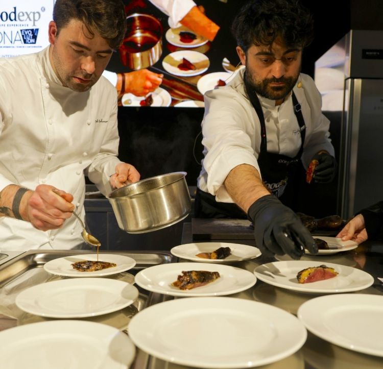 Francesco Sodano, a destra, impiatta con il suo sous chef Nicolò Raduazzo