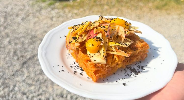 Patate e ceci croccanti, insalata di carciofi e mandarino piccante