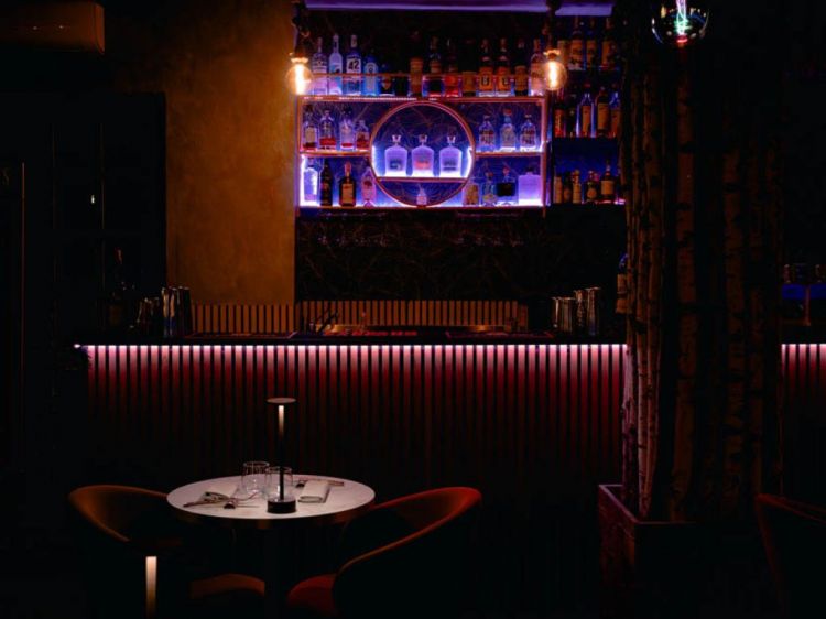 L'intimo bancone del bar di Fragmentos
