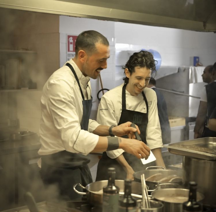 Enrico Marmo in cucina con Mattia Pecis