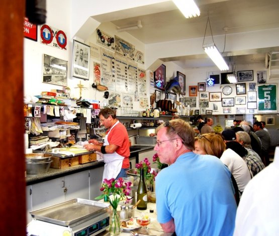 Il bancone dello Swan's Oyster Depot