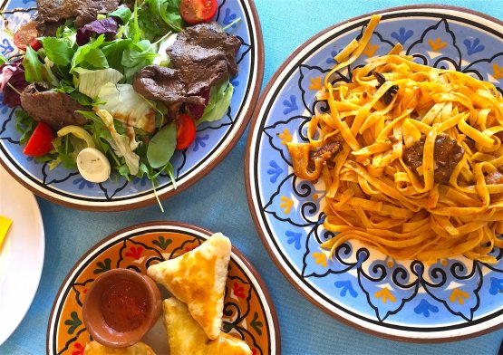 La pasta lagman, insalata di cavallo, piattino con basturma e cheburek: davvero godibile il pasto al ristorante kazako