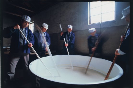 Il processo di lavorazione dello shubo, lo"starter" per la produzione di sake, poiché avvia il processo di fermentazione. E' composto di acqua, fermenti e una muffa nobile chiamata koji (Aspergillus oryzae). Questa muffa, penetrando nel chicco di riso cotto, trasforma gli amidi in zuccheri più semplici che potranno successivamente essere aggrediti dai fermenti per l'ulteriore trasformazione in alcol