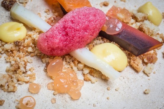 Tuberi, un gran dessert: sorbetto di melograno, crumble, lemon curd, patata americana, carota nera e sfere di pompelmo