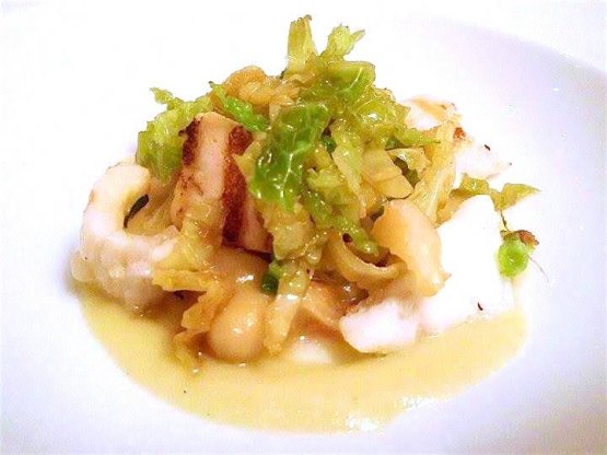 La "cassoeula" di pesce: zuppa di fagioli, spigola, trippa di coda di rospo, salsiccia di calamaro e verza

