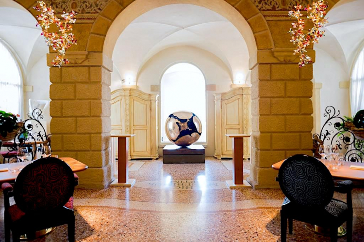 Una scultura di Arnaldo Pomodoro al centro della sala dell'Amistà 33