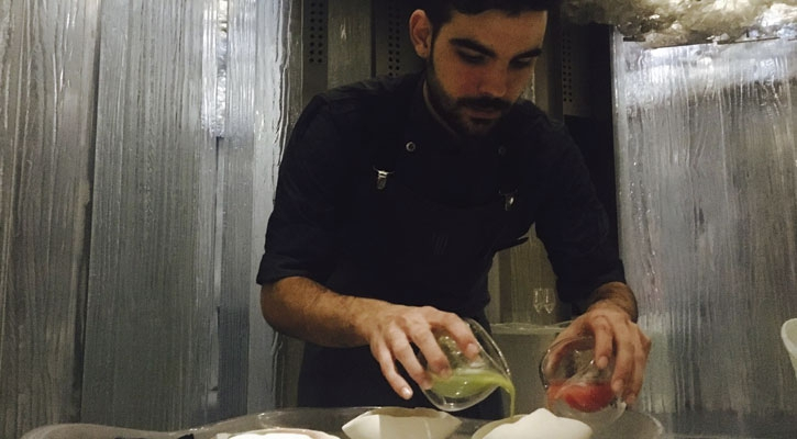 Oliver Peña, executive at Enigma: he cooks in front of the guest

