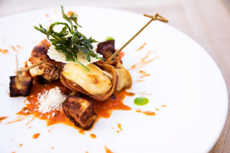 Calmato rais: riccioli di calamaro con salsa alla norma, scaglie di ricotta salata e melanzane