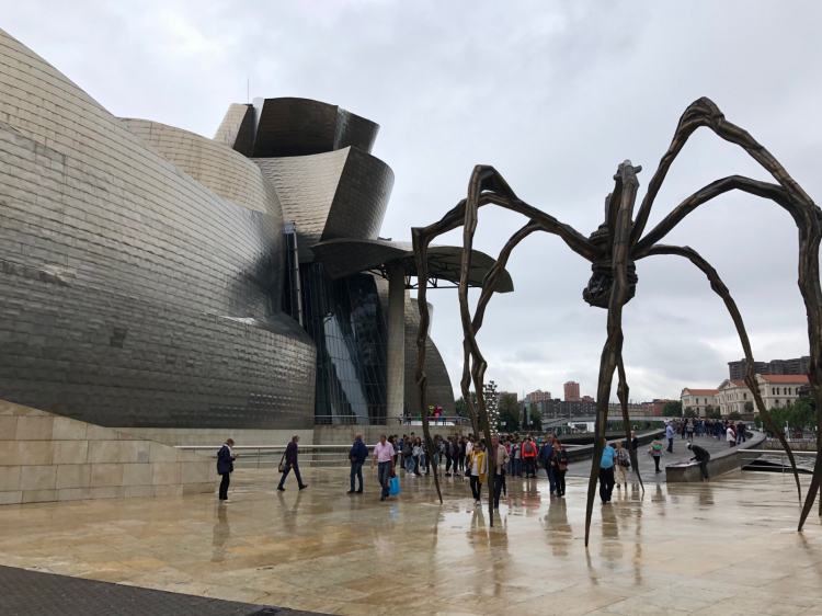Il museo Guggenheim e il ragno di Bourgeois, simboli di Bilbao (foto Zanatta)
