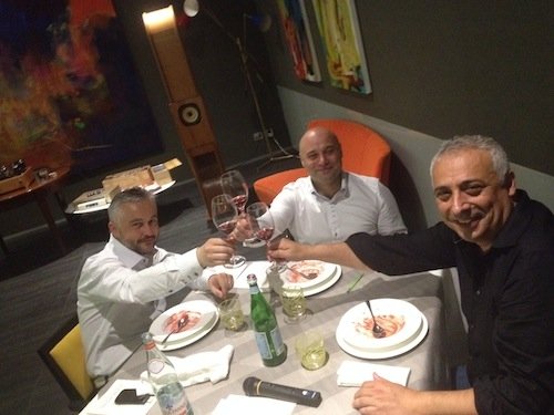 Da sinistra, Alessandro Costa, Marco Mazzotti e Andrea Bolognesi, un brindisi Audio Di Vino