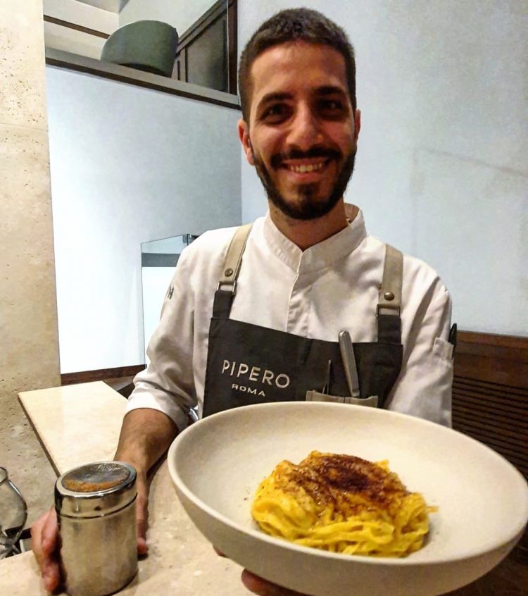 Ciro Scamardella con un piatto del suo Tagliolino all’uovo, peperone giallo e miso
