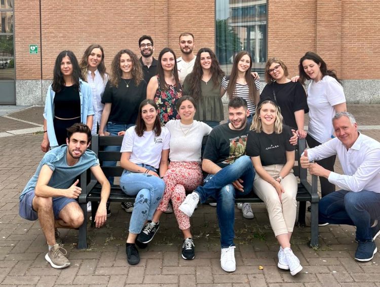 La classe dell'undicesimo Master in Food and Wine Communication, realizzato dall'Università Iulm di Milano in collaborazione con Gambero Rosso. A destra, Gabriele Zanatta di Identità Golose, docente
