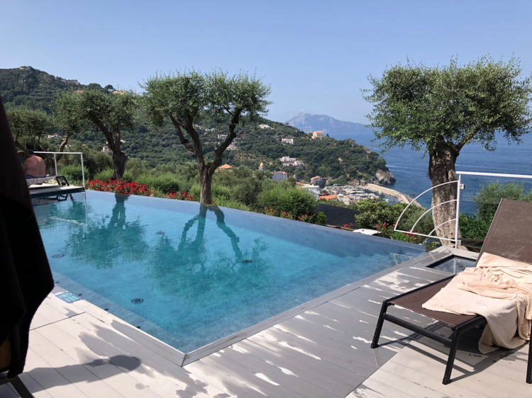 La piscina a sfioro accanto al bistrot Scirocco