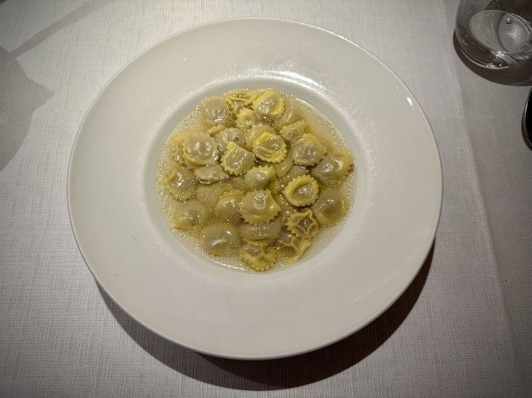 Anolini piacentini ripieni di stracotto, in brodo di terza, come vuole la tradizione
