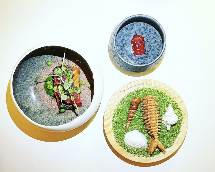 Spigola pan-fried, pisellini croccanti, cipolla in agrodolce, purea di pisello e il suo germoglio.
Tartare di pancia di spigola con gocce di purea di pisello e cipolla in agrodolce.
Gelatina di cipolla in agrodolce.