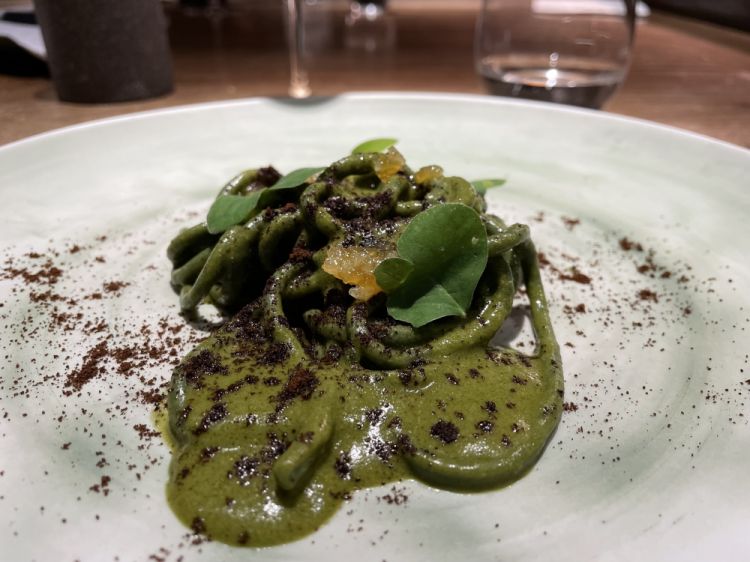 Spaghetti verdi, realizzati in proprio nel pastificio Retropasta, con elementi vegetali vari, conditi con salsa di cappero in mantecatura, polvere di caffè e limone candito. Buonissimi e messi nel posto giusto nello sviluppo del menù, poiché vanno a sgrassare il risotto