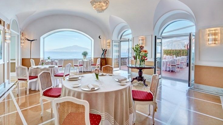 La sala interna ed esterna di Terrazza Bosquet