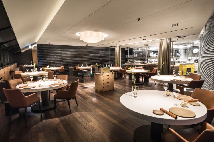 Il ristorante Andrea Aprea ha 3 menu degustazione: Contemporaneità (4 portate, 200 euro), Partenope (6 portate, 230 euro) e Signature (8 portate, 250 euro)