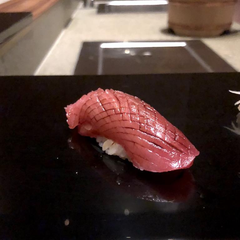 Sushi di tonno. Lo chef utilizza la parte semigrassa vicina alla ventresca, appena sotto alla pelle. Il condimento è una salsa di soia speciale, a doppia fermentazione. Golosissimo, carnoso, anzi carnale
