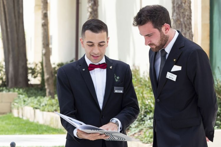 Da sinistra, Benito Scatà, sommelier del Principe di Belludia, e Mattia Lorenzo, restaurant manager di Osteria Casa Pasta
