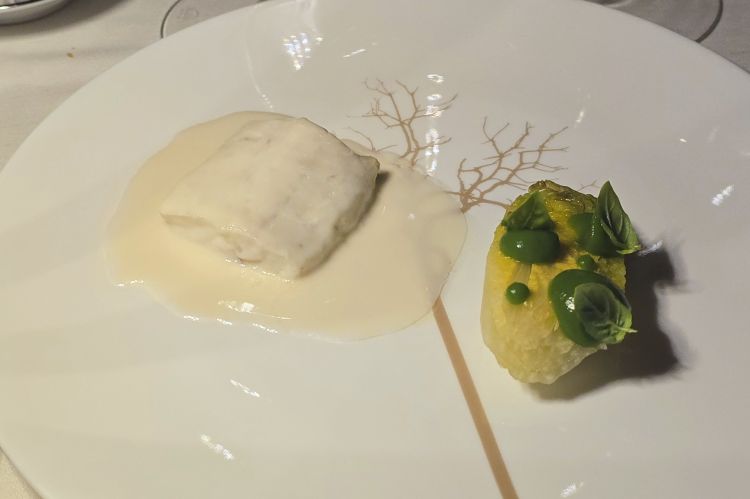 Branzino in crosta: branzino in salsa di Ragusano e acqua di cozze con lattughino marinato 48 ore in succo di cetriolo, sale e acqua frizzante servito con gel di prezzemolo, acqua di cozze e peperoncino