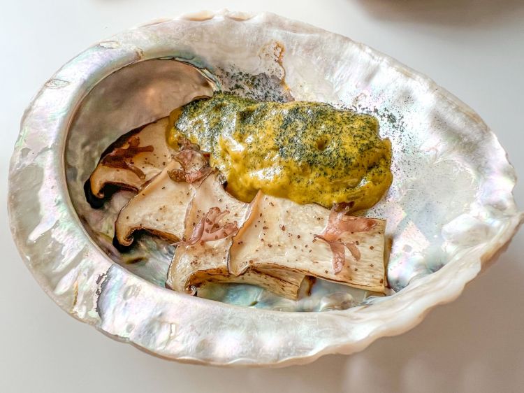 Abalone di terra con emulsione di anemoni
