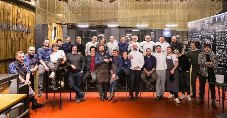 La squadra che ha cucinato all'Osteria di Birra del Borgo, in occasione del primo appuntamento di Chef Bizzarri. Ospite, Niko Romito
