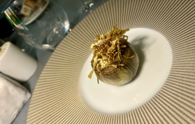 Barbagianni, Colle val d'Elsa (Siena):&nbsp;Carciofo alla brace con crema e chips di carciofo e acqua delle sue foglie lactofermentata
