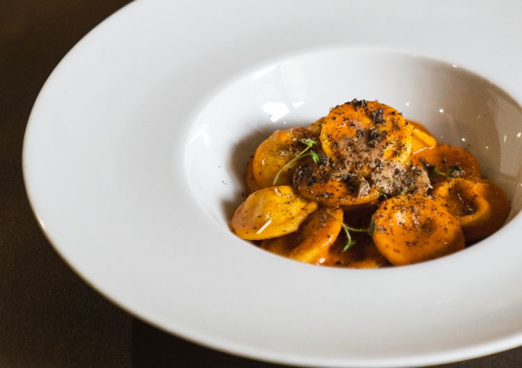 Bottoni ripieni di patate Leonessa e tartufo con bisque di gamberi