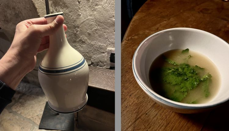 Brocche e bicchieri d'effetto retr&ograve; disegnati&nbsp;dell'azienda Castelli. A destra, il primo passo del menu&nbsp;degustazione "Evoluzione" (110 euro, 10 portate), un brodo di gallina e misticanza
