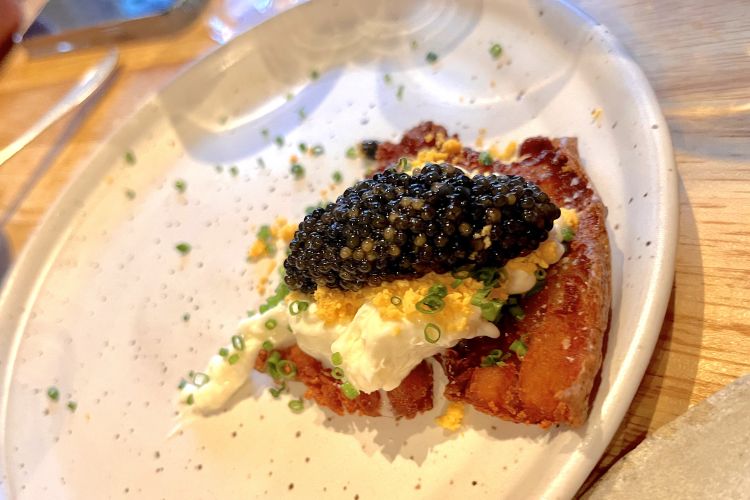 Buccia di patata, stracciatella, caviale, uovo
