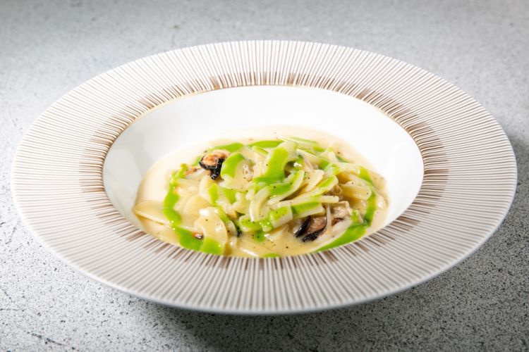 Mischiato delicato, frutti di mare e crema di fagioli schiacchioni di Pietrasanta