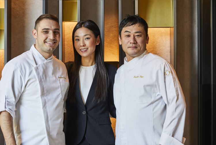 Lo chef Guglielmo Paolucci, la proprietaria Giulia Liu e lo chef Keisuke Koga